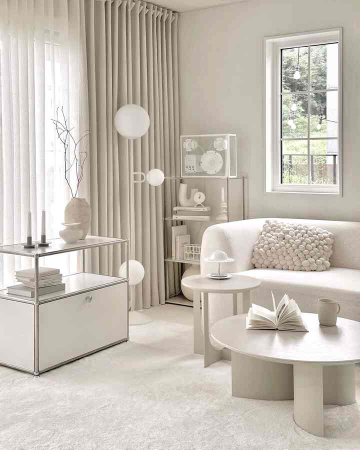 いよいよ8月に入ります。 
私は月の初めが好きです 
ゆっくりと生活費を決めておくのです。 
月末につぶやいたカードが解けるからです！ 😝
日はまだぼやけていますが、 
最近最も愛情のある空間に
きれいなホワイトモジュールの棚に気分を変えました。 
モジュラー家具一つあればいいと思いました。 
予想通り本当に可愛いです。 

安全なソフトクロージングレールダンピング機能があります 
静かでスムーズに開閉できます。 
子供が面白いかどうかを一日中開きます。 
開いた扉を踏んで空間内にどんどん這い寄って 
冷たかったのにとても遠くてびっくりしました。 
とても丈夫だからこそ、よくつくられた製品ですね☺️

⠀
⠀
⠀

✔️Line Mid-Century
 Two-Stage Module Storage 770  #모듈가구 #미드센추리모던 #모듈수납장추천 #조명인테리어 #거실꾸미기 #거실인테리어  #집꾸미기 #신혼집인테리어 #신혼집꾸미기 #집꾸미기 #홈데코 #화이트인테리어 #집스타그램 #homedecor #homecafe #onthetable #onmytable #lifestyle #cozyhome #homestyle #homestyling #homedesign #interiordesign #interior