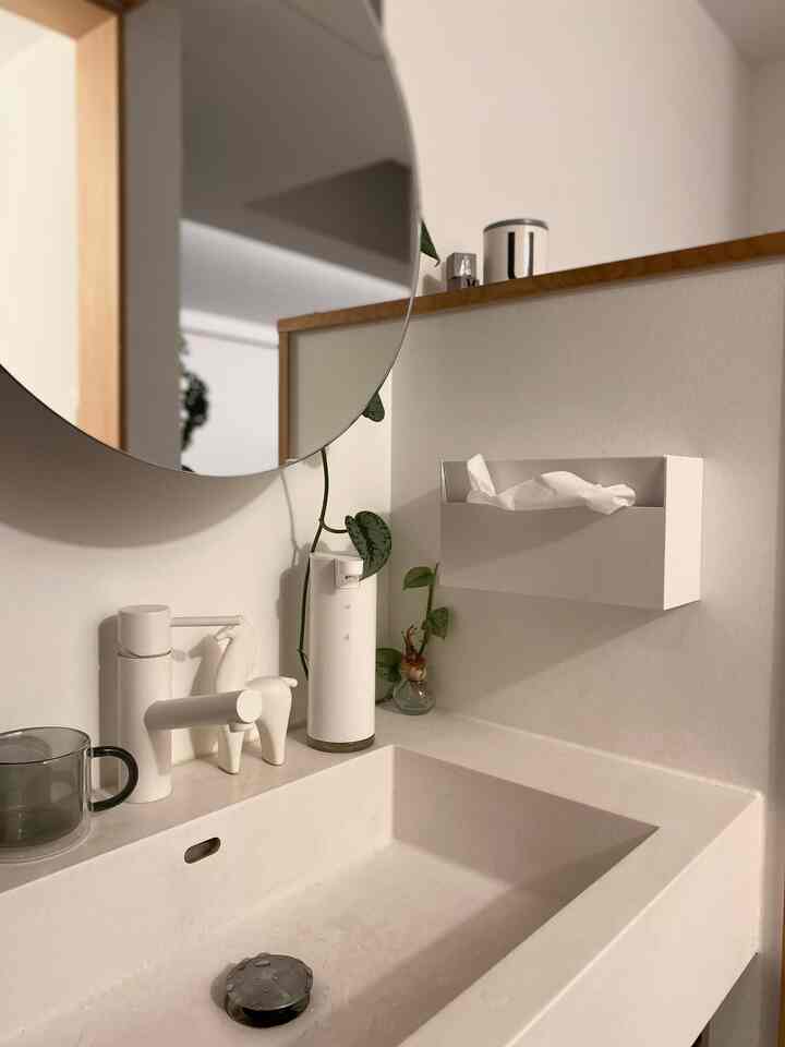 #ただいま手洗い

I realized that automatic soap dispensers are more convenient after all.

When I used manual ones, I was worried about getting the surrounding area wet and dirty when I pushed the dispenser with wet hands.
With automatic ones, even elementary school children can wash with just the right amount of foam, and even a two-year-old can reach the sensor by standing on the step, so it was a pleasant surprise that he can now wash his hands by himself.
My two-year-old couldn't reach the manual push button, so parents had to hold him in a slightly uncomfortable position every time to push it.

I've been wanting to change the tower paper holder to one that pulls out from the bottom because it's stressful when the paper doesn't come out at the end.

#Bathroom #手洗い
#Handsoap
#Dispenser
