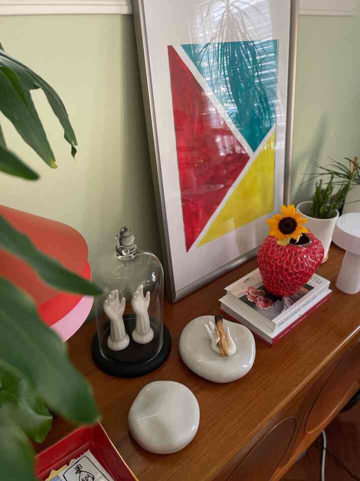 この棚は好きなモノが沢山の場所
赤をポイントにしてディスプレイしています
#ディスプレイ #IKEA  #ハンドオブジェ