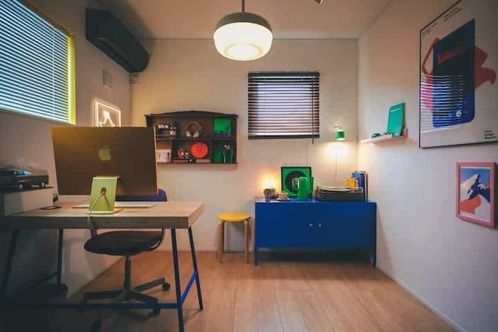 最近の仕事部屋

メインのペンダントライトとスポットライトには
スマート電球を使っているので、
アプリで明るさや色温度を手軽に変えられて便利です💡

仕事中はペンダントライト全灯で白めの色に、
それ以外の時は写真のように電球色で照度を下げて
他の照明と組み合わせて調整しています。

#ワークスペース #レコード #デスク周り #照明 #ikea