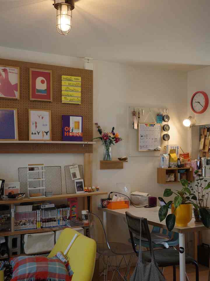 Natural wood tone Nordic-style two-person work space with wall storage and cozy home cafe atmosphere