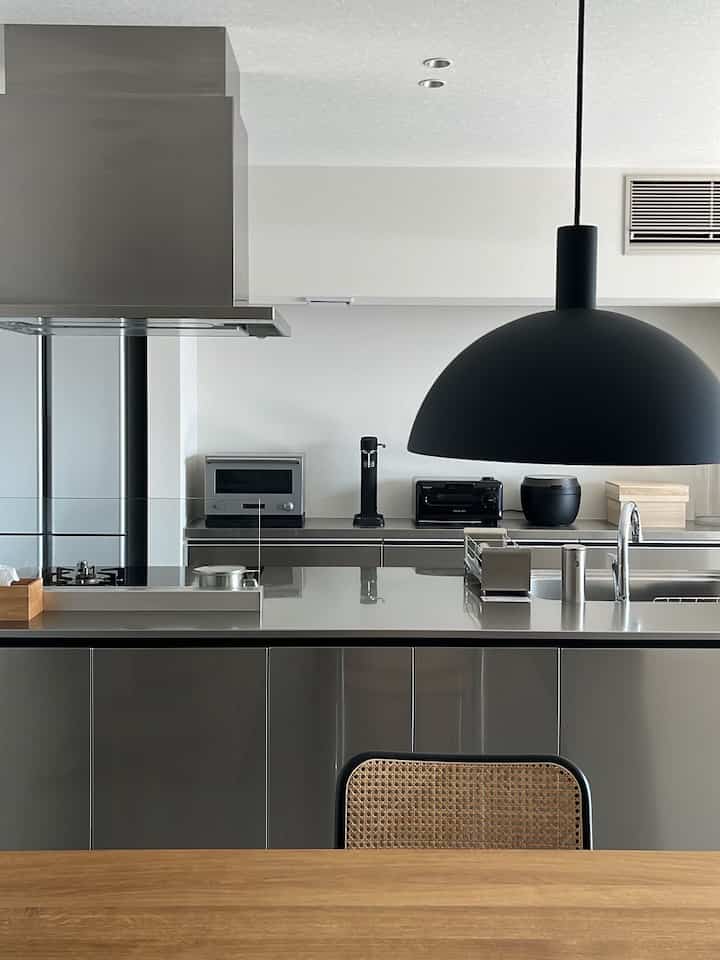 何気ないキッチンをパシャリ。

椅子に座って撮る写真も
目線が変わっていいもんですね...!

#vitra
#チェスカチェア
#Knoll 
#BALMUDA 
#aqua
#イサムノグチ
#ミッドセンチュリー
#無機質