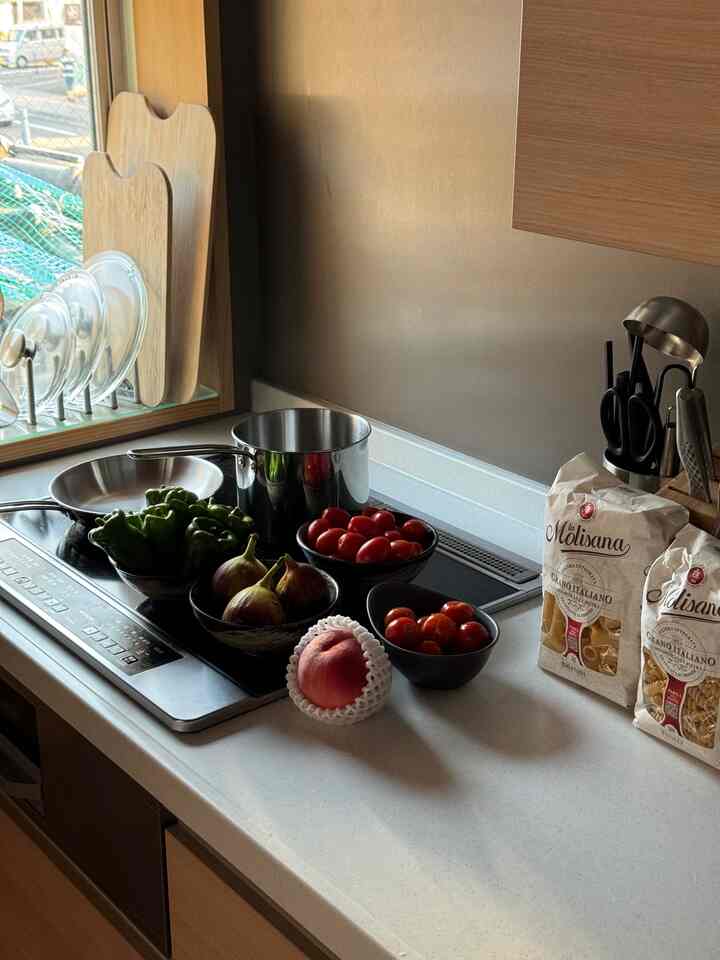 I like fruits in season.

Peaches, figs, mangoes, etc.

I like the fruits around cheese in bistros.

#kitchen
#roomtour
#livingalone
#fruit
#fruit
#cookingforyourself