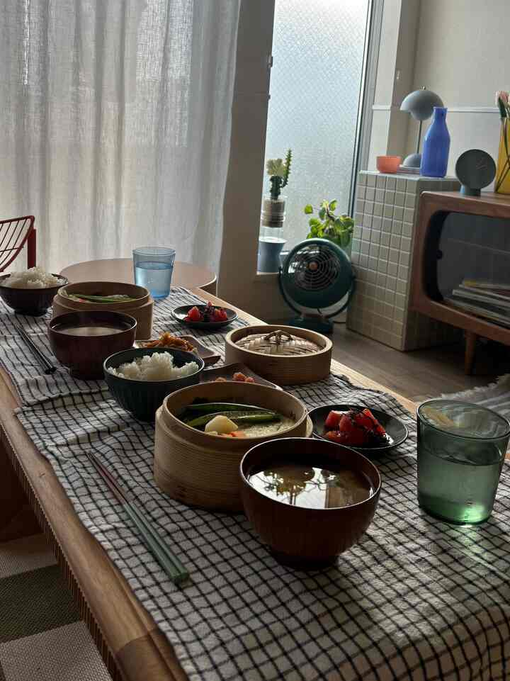 Saatnya makan siang dengan pencahayaan alami 🍚 #せいろ #観葉植物 #間接照明 #間接照明インテリア #自然光 #IKEA家具 #IKEA食器 #カラフルなインテリア #テーブルウェア #テーブル周り