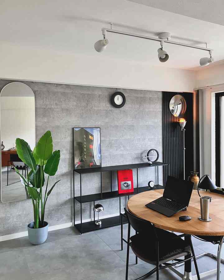 グレー調のダイニングルーム、ラウンドテーブルとコンパクトなホームオフィスが配置されたシンプルでモダンな雰囲気のインテリア