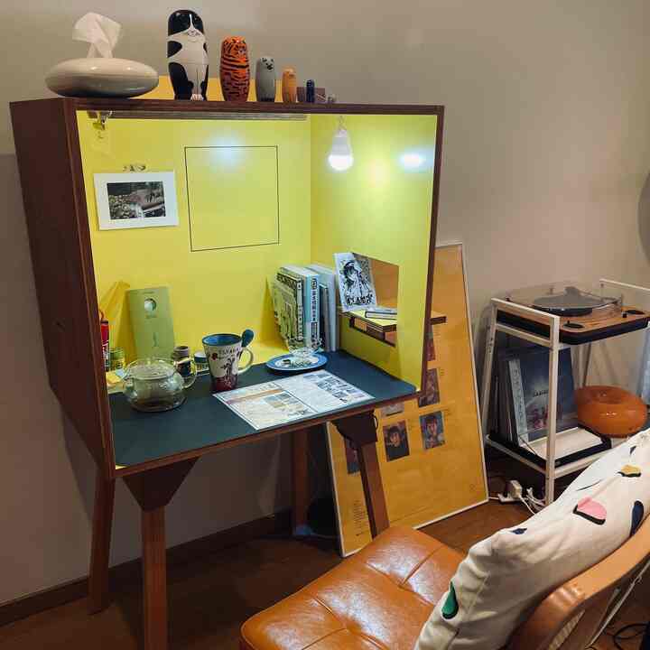 ワークスペースは学生時代から使っているココロデスク🔸
引っ越しを機に、椅子をラタンチェアに変えましたが、シンデレラフィットで感動してます。
いつまででも作業が出来て居心地最高◎
写真が上手く撮れないですが、とてもかわいくて、1番好きな家具。
いつもこの机をメインにインテリアを考えます。

#コロロデスク
#ワークスペース
#ラタンチェア