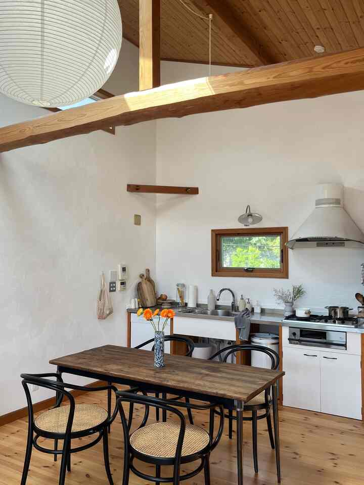 Slow morning 🌿
DIPTYQUEのフラワーベースとガーベラ💐

#ダイニング #Thonet #diptyque