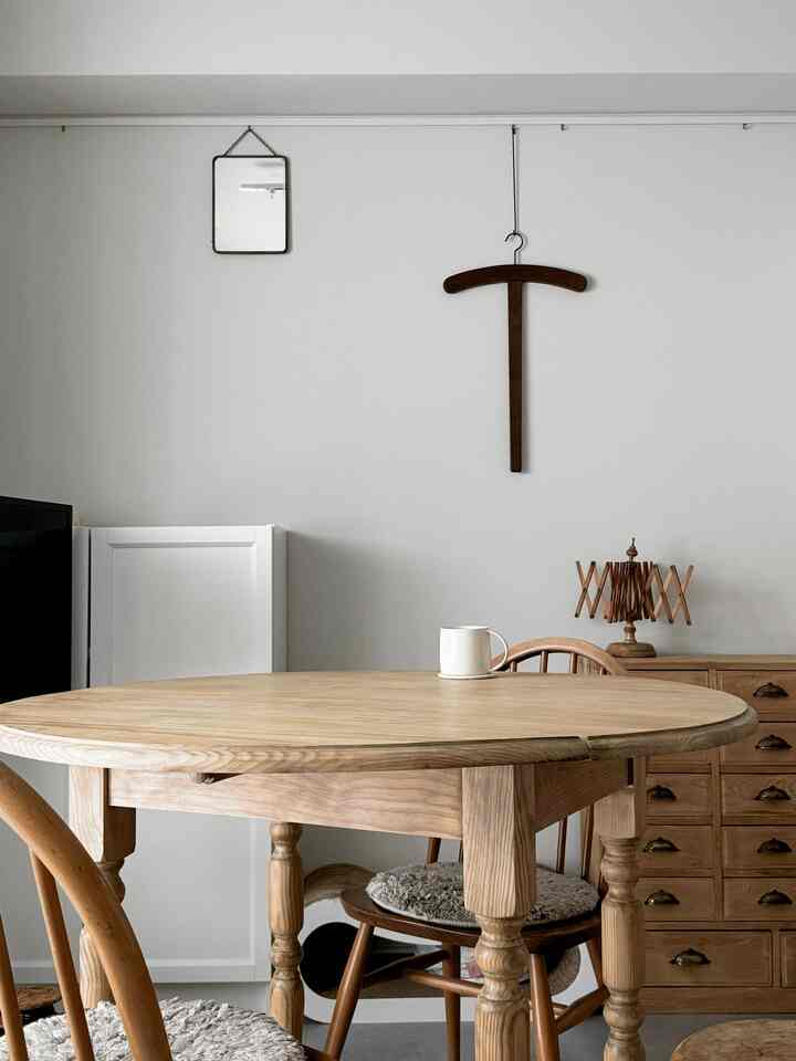 ソファ搬入のために家の家具をはしっこによせよせ。

#狭い家 #アンティークインテリア #賃貸インテリア #二人暮らし #古家具 #古道具 #丸テーブル #バタフライテーブル #ヴィンテージ #IKEA照明  #IKEA棚  #ビリー 