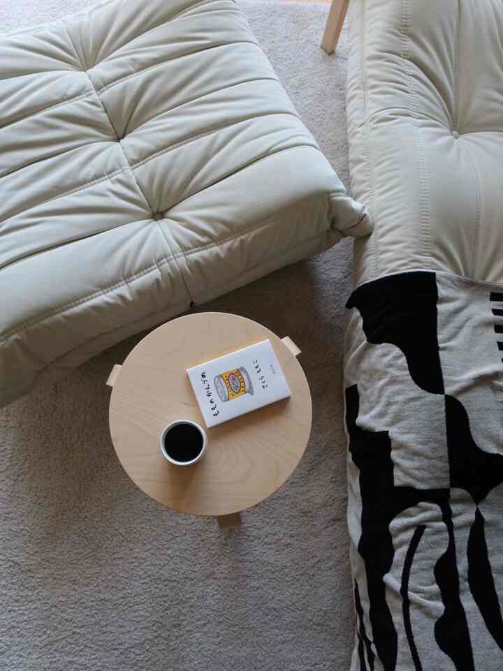 最近はエッセイ読むのハマってます📚🤍
#北欧インテリア #コーヒーカップ #studioarhoj #ligneroset #artek 