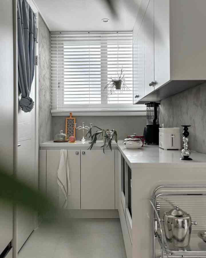 私の目にはとてもきれいなのにどうしよう…。🥹✨

その露出セメントの壁面の証言が好きですか？
何か生で漂うヴィンテージな雰囲気がいいと言うでしょうか..
だから壁紙を塗らないで露出壁のまま1回
生きてみたいと思ったこともした一人..

その感じビスムリハゲ
カールで美容ペイントライトグレー色で
自分で挑戦してみましたが、思ったより簡単すぎますよ😳
そして完成した姿は本当にとてもとても美しいです。
満足度は非常に空を突き刺す！
ずっと来て行ったりしながら一日中この空間を
見て笑顔で自分を見つけた…

セルフで美貌するにはどれくらい手がいくのか。
私は一生懸命働きました、しかしクレックはできません🥲
この曲がりで美容塗料は 
文字通りペイントなのに美容感を出せる製品です！
筆跡が残っても乾いて自然に表現になるから
初心者でも簡単に作業できるということです。

私はもっと深く豊かな表現をしたいです。
一次乾燥後もう一度重ねてあげました！
ブラシを塗るだけで簡単にヨーロッパの美しさを感じます
表現できるので、私はセルフで働いています
ああ…これは本当の革命であると思いました🥹

美容感性の美しさはもちろん、天然原料で作られています
健康まで考えた製品だから室内空気質浄化、
抗菌効果、カビ結露防止、防炎効果まで立証されて
信じてお使いいただけます。
しかも直接生産・流通し、高品質の製品を安く
会うことができるので、これは革命であり、何が革命なのか….😳

本来ホワイトトーンだからすっきりして悪いことはなかったけど
ポイントなしでミットミットした空間です。
曲がりで美容ペイントハナロ空間の雰囲気
確かに生き生きとした感じを受けます！

ビフォー vs アフター 
あなたの好みはどちらですか？😆

▫️フィゲロ美容塗料（ライトグレー）

#ヨーロッパ美容塗料 #유럽미장인테리어 #셀프인테리어 #천연유럽미장 #셀프유럽미장 #휘게로페인트 #셀프페인팅 #유럽미장 #인테리어꿀팁 #selfinterior #painting #주방인테리어 #주방꾸미기 #맞팔 #오늘장면한컷 #셀인 #북유럽인테리어 #유럽감성 #셀프미장 