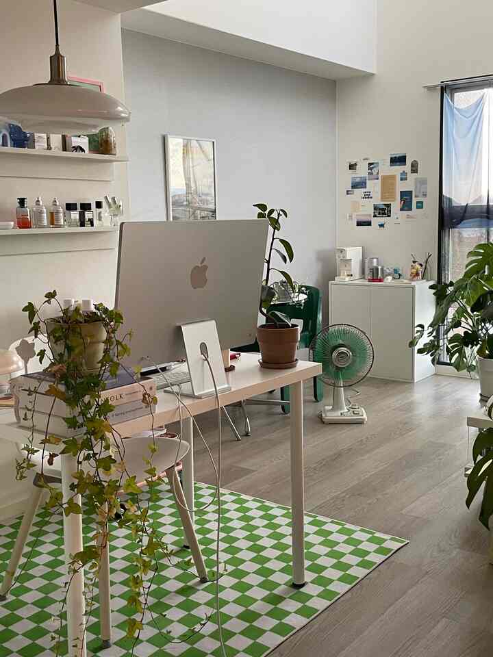 扇風機はリサイクルショップで購入♻️🛒
👨🏻が欲しかったやつらしくて、2000円くらいやったかな？
B品やったから安かったけど、使えるから全然問題なし🙆🏻‍♀️
しかも部屋と合ってていいかんじ💚

#ワンルームインテリア #二人暮らしインテリア #韓国インテリア #カラフルインテリア #원룸 #원룸인태리어 #원룸꾸미기 #집꾸미기 #룸인태리어