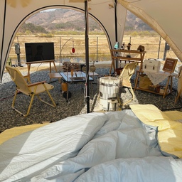 인테리어보다 캠테리어지⛺️
안녕하세요🙂
전 캠핑에 푹 빠져사는 혀니입니다‼️
저는 집 인테리어도 물-론 좋아하지만
캠핑장에서 아기자기 꾸미는게 너무 좋아요🙂
물론 그때마다 열심히 펴고 또 다시 접고,,
힘들고 번거롭지만 집과는 또다른 매력이 있어요.
어릴때는 도대체 이 힘든걸 왜해,,?했는데
어느 순간부터 차박이란게 유행하며 관심이 생기고
불편한 차에서 잘거면 텐트를 살까? 하고 시작했어요.
그러다보니 처음은 중구난방 아무거나 사다가
점점 제가 좋아하는 스타일, 소품을 찾아가며
하나둘씩 넣다보니 이런 분위기가 되었네요👀✨
따뜻한 분위기를 좋아하는 전 우드세팅,,💖
그치만 요즘은 스텐도 빠져서 조금 섞여있어요😆
집은 벽지를 쉽게 바꾸지 못하지만
캠핑은 내 선택에 따라 항상 배경이 바껴요.
바뀌는 배경에 내 취향을 얹는다는건 정말 행복해요☺️
#ftc8기이야기 #캠핑 #감성캠핑 #캠핑용품 #캠핑소품 #캠핑에미치다 #맞팔 #선팔맞팔 #camping 