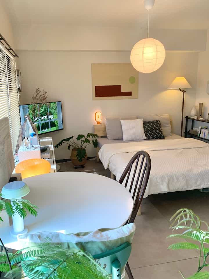 I moved the dining table, which was on the opposite side of the kitchen, to the front 🌿
I do desk work at the dining table, so I use a small TV as a monitor ◎
I also watch TVer on this TV during meals 📺

#Living room makeover #ダイニングテーブル #ラウンドテーブル #デスクワーク #IKEA #IKEA照明 #IKEA収納 #暮らしのノウハウ #築古マンション #賃貸マンション