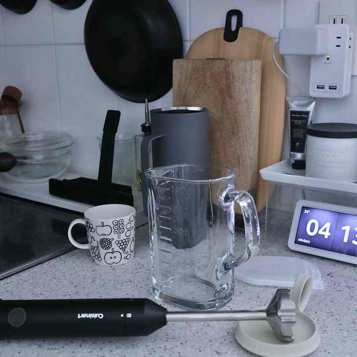 new キッチン道具✧

容量1Lの大きなガラスピッチャーを
お迎えしました！
日頃から愛用している @cuisine_art の
ブレンダーをこれで使いたくて…

・
・
・

photo by @amipama_ 

#購入品
#バーミックス
#bamix
#ガラスピッチャー
#クイジナート
#キッチン雑貨 
#日々の暮らし
#暮らしを楽しむ 
#暮らしの記録 
#すきなものに囲まれて暮らしたい 
#好きなものに囲まれた暮らし 
#ミックスインテリア
#アンティークのある暮らし
#古いものがある暮らし 
#古道具のある暮らし 
#海外インテリアに憧れる
#インテリア好き 
#暮らしの道具 
#竹口要
#モノトーン雑貨
#こどものいる暮らし
#マンション暮らし 
#マンションインテリア
#eosm100

・
・