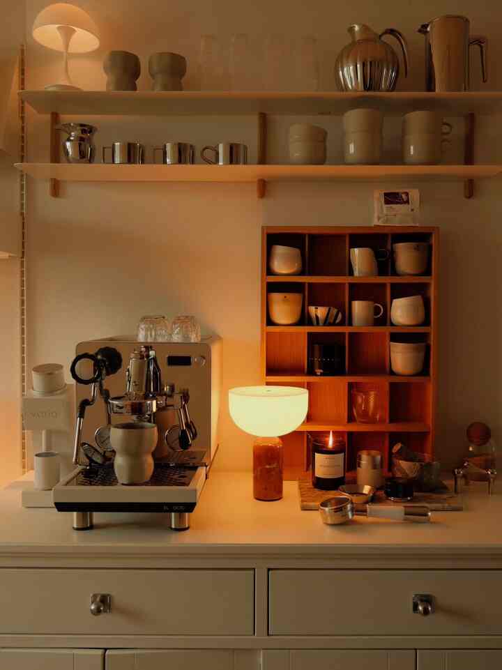 Monday mood 🌧️☕️🕯️

🏷️ new accessories and coffee tools @pesado58.5_kor 
🏷️ coffee machine @elrocioespressomachine 
🏷️ grinder @variabrewing 

#ウッドインテリア #セルフインテリア #ホームカフェ #ホームカフェ遊び #北欧インテリア #nordicdesign #audocopenhagen #andtradition