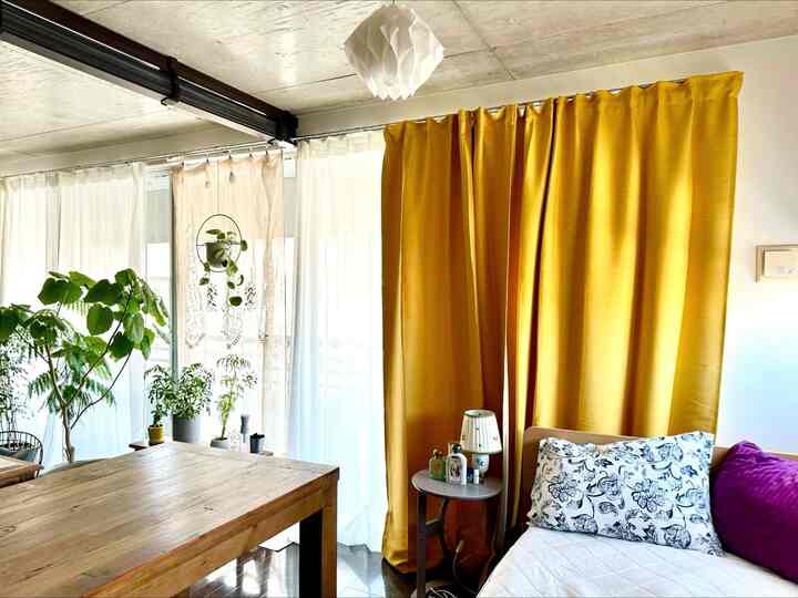 Sebuah meja kerja ditempatkan di kamar tidur.
Kecil tapi cocok untuk tinggal sendiri 🆗
#Penataan kamar tidur #テーブル #IKEA #カーテン