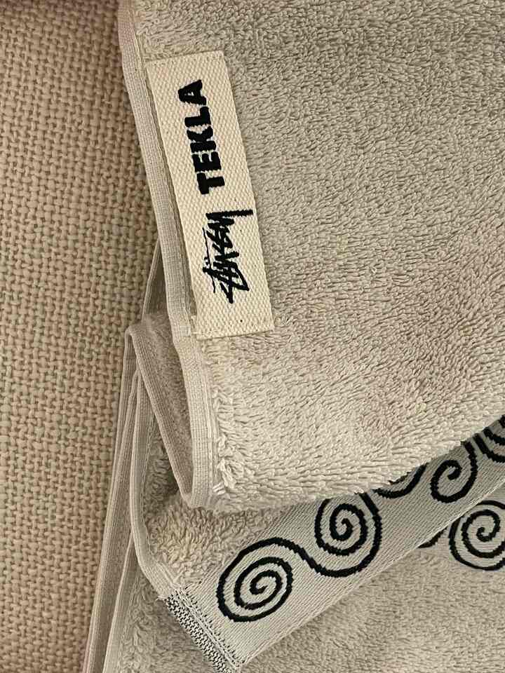 
アノチョイの愛媛テム二人、
🛒 ‘テクラ(tokla) towel & fabric’

他の人よりも生地に興味がある私は
我が家タウル、バディング、ブランケットアイテムとして選択
ファブリックブランドは「テクラ」です。 

今は輸入源が多くなって手に入りやすいが、
購入したときに一般的ではなかったブランド
海外直球で難しく購入した覚えがありますよ😅

特に私の愛媛テムは「テクラ×ストーリー」コラボ！
愛情を込めている2つのブランドのコラボ製品だと信じて買ったが、クオリティに二度満足していた蒸し推奨テムです。 

余談で私の夫はブランケットで
愛用する「テクラXストゥーシー」リミテッドアディションベツタウルの現住所はボロボロです：D

本当におすすめしたいファブリックブランドの商品として
紹介してみた私の2番目のアジャンテムはいかがですか？ ㅎㅎ








＃ftc8のストーリー＃ftc8の＃愛情のあるテムのおすすめ 