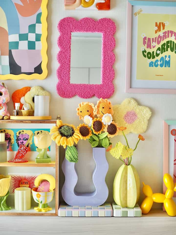 新宿伊勢丹の個展でたまたま出会ったひまわりちゃん🌻 ふさふさしてるの可愛すぎてお迎えしました🫶

#カラフルインテリア #カラフルポップ #カラフル雑貨 #韓国インテリア #ベッドルーム