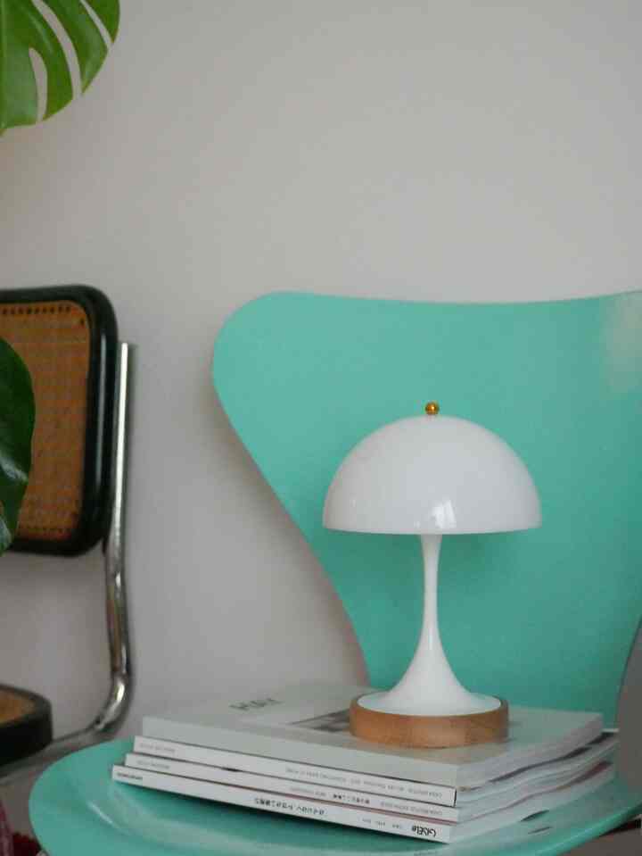 パンテラの160ポータブル💡いつか欲しいものリストの1つでしたが、150周年のモデルが我が家に馴染むデザインだと思ったので迎えてしまいました🙂‍↕️トップが真鍮なのと、購入したショップの特典でウッドベースがついてきて気にってます🫶

#建売住宅 #建売 #カラフルなインテリア #ヴィンテージチェア #古道具 #ヴィンテージ家具 #ルイスポールセン 