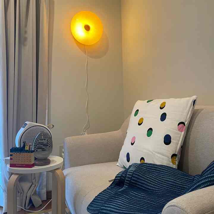 ソファ周りに明かりを足したく、ヴァルムブリクストを壁掛けにしました。
クッションカバーもブランケットもIKEAです。IKEA大好き🇸🇪
#ソファ周り
#一人暮らし
#1K