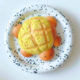 🍈
첫째 똥강아지가 며칠전부터 빵 만들자고
이야기 하더라구요~
여름엔 빵을 거의 굽지 않는 저라(전기세 
무서워요는 핑계아닌 핑계고 아무것도 
하기 싫은게 진심🫢)
미루고 미루다가 사춘기 아이가 하자고 
하는게 있는데 자꾸 미루면 안되겠다 싶어 
귀찮음을 이겨내고 함께 빵 만들기💓
거북이 등껍질빵 만들고 싶다고😆
몇년전부터 만들어봐야지 해놓고 안 만들던
빵이었는데 아이 덕분에 드디어 만들어
보았어요
처음 만들어보는 빵은 언제나 두근두근 
긴장되며 설레여요 잘 굽히면 너무 행복💓 
망하면 너무 슬프거든요🥲
다행스럽게도 잘 굽혀나온 꼬북이🫶🏻
다 식은 후 생크림 가득 채워 먹었어요
(*ฅ́˘ฅ̀*)♡
중간중간 우여곡절이 있었지만 함께 잘
헤쳐나갔습니당😊
굽힌 빵 보고 있음 너무 행복해져요 거기다
가족들이 맛있게 잘 먹으면 더 행복💓
사진 찍어서 친구들한테 보여줬는데 친구들
이 너무 잘 만들었다고 했다며 웃는 모습
보니 귀찮음을 이겨내길 잘했다 싶었어요-
학교에 들고 가겠다며 개학전에 또 만들자고
으 응,, 그  그,,래 그래,,
점심 배불리 먹고 났더니 한 숨 자고 싶지만
할일이 가아득🥱
오후시간 힘내서 잘 보내어요 ᕕ( ᐛ )ᕗ
#홈베이킹 #거북이빵 #빵 #빵스타그램
#디저트 #육아 #주부스타그램 #일상
#집스타그램 #홈스타그램 #오늘의집
#베이킹스타그램 #메리앳홈 #맞팔해요
#홈카페 #오늘의우리집