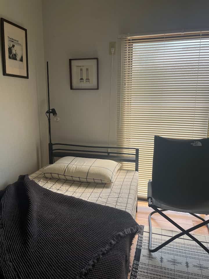 ようやく新しい寝具に掛け替えれた🛏️

行き着く先はシンプル。
できれば寝具のバリエーションを増やして、どんどん雰囲気の変化や楽しんでいきたい😏

ここにも青とかオレンジを入れていきたいところ🟦🟧

#寝室
#寝具
#寝具インテリア