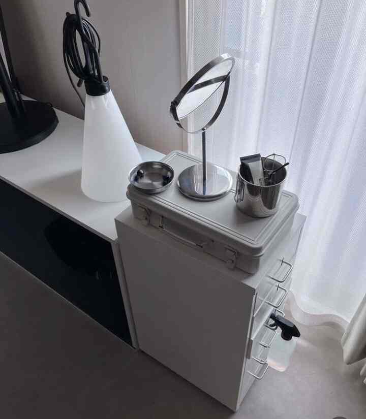 ikeaのスチール棚に化粧品とかを入れてたけど引き出しがめんどーで無印の工具箱に
大きいからたくさん入って１つにまとめられて快適に
#無印良品 #工具箱 #メイクボックス #ikea #スチール #スチールラック #flos #mayday #照明 #ステンレス #無機質インテリア #無機質 #シンプルインテリア #シンプルな暮らし  #humdakin