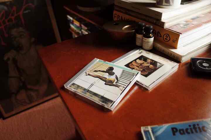 Saya dulu sering membeli CD meskipun digital sudah menjadi arus utama, namun akhir-akhir ini saya tidak lagi membelinya.
Tapi saya masih menyukai kotak plastik untuk CD ini.
Akhir-akhir ini, saya hanya membeli kaset.

Saya menyukai perasaan kepuasan yang saya dapatkan ketika saya memiliki segalanya di rak saya.

#Musik #CD #書斎 #書斎インテリア