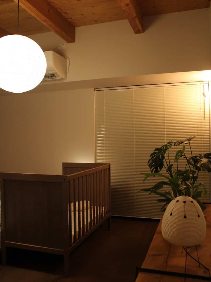 夜の寝室。間接照明が優しく光るリラックスできる空間に仕上がっています。

#寝室 #寝室照明 #寝室のインテリア #ブラインド #ベビーベッド #ベッドルーム #モンステラ #ビカクシダ