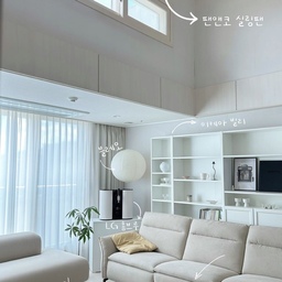 #오브제영업대회
우리집 가구와 가전 그리고 소품들을 소개해요 :)
🏷️ 블레오 조명 - 전기 연결 하지 않고 오로지 오브제로만 사용 중! 이렇게 툭 두기만 해도 예쁘다구요.
🏷️ 우디크 소파와 한샘 소파 - 한 브랜드만이 아닌 두개의 브랜드를 두어 평범한 아파트도 쇼룸처럼!
🏷️ #이케아 빌리 - 소품샵처럼 여러 오브제를 둘 수 있는 가구장이 뭐 있을까 하다가 이케아 빌리로 거실 전면을 채웠어요🙂 어떤 소품을 두어도 분위기 무엇 ..
🏷️ #비츠조명 - 무선으로 어디에 둬도 오브제처럼, 밤에는 조명 역할 톡톡히!
🏷️ #팬앤코 실링팬 - 실링팬은 유용하기도 하지만 예쁘기도 하지요 :) 거기다 층고 높은 아파트로 실링팬 확장봉을 연결하여 더 멋스럽게 !
#오늘의가든 #우리집자랑 #우리집포토존 #한샘 #이케아 #거실꾸미기 #오브제컬렉션 #내돈내산 #추천템 #예쁜템최고야 #예쁜집인테리어 #화이트인테리어 #맞팔 #컬러인테리어 #집에서제일바빠 #주말에제일바빠 #탑층아파트 #복층아파트 #실링팬 #실링팬확장