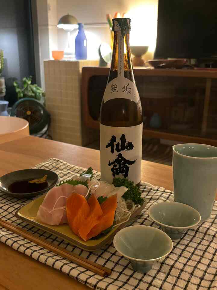 昨年の益子市で一目惚れした「蒼雲窯」さんの晩酌セットを久々に使って晩酌🍶最近お気に入りの仙禽も栃木のお酒なんだけど、特に栃木の回し者ではないです笑 あまり陶器に詳しくないのですが、蒼雲窯さんの作品はどれも水色が綺麗でこれからも増やしていきたいです😺 #益子焼 #間接照明 #間接照明インテリア #テーブルウェア　