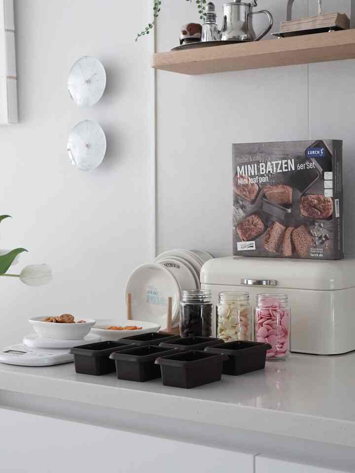 手が筋質筋質でチョコレートを作りました。
完成後味だけを見るというのがやめ、 
全部食べた後に手が止まったのです。

バークチョコレートを作るとき 
遺産地を敷いて溶かしたチョコレート 
注ぐことになる場合 
形も厚みも一定ではない
優しいストレスでした。
今回はルーチシリコンモールドを使って作った
ウェンガール！ぴったりでした。

ミニ食パンモールドなのに食パンはもちろんカステラ。
ポンドケーキからブラウニー。
そしてバークチョコレートまで活用できます。
どれくらい便利か。 
ホイールトランプだったんですから。 :)
 
100％高純度白金シリコン材料
長期使用にも変わらない強い耐久性を 
自慢のモルドラオーブンだけでなく 
電子レンジを使用したノーオーブンベーキング、
冷凍室のデザート類まで様々  #홈쿡 #홈카페 #요즘뭐샀니 #루치 #베이킹 #홈베이킹 #논오븐베이킹 #바크초콜릿 #초콜릿만들기 #홈베이킹몰드 #홈베이킹실리콘몰드 #실리콘몰드 #미니식빵몰드 #식빵몰드 #homebaking