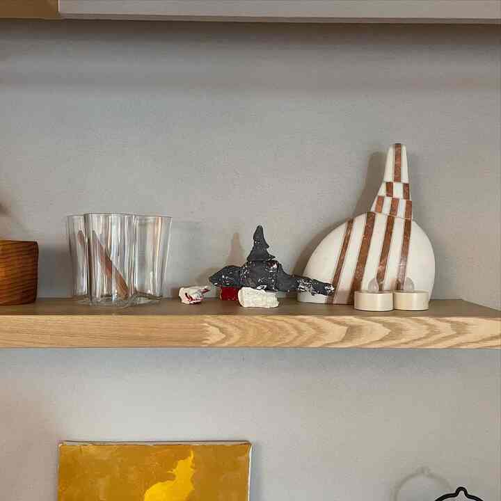 夏休みごとに増えてゆく息子の紙粘土工作
これは数年前に作ったサメ🦈
子どもの作品をインテリアに取り入れられると、唯一無二感が出ていいですよね😍
#子ども工作 #子どもインテリア #キッチンインテリア