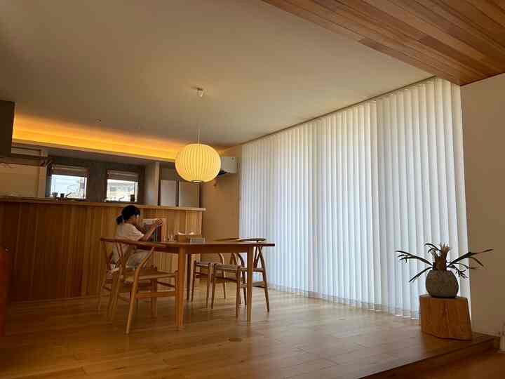 勉強はダイニングスタイルです

夏休みも中盤戦
宿題やってる時もあります

#yチェア #バブルランプ #バーチカルブラインド #夏休み