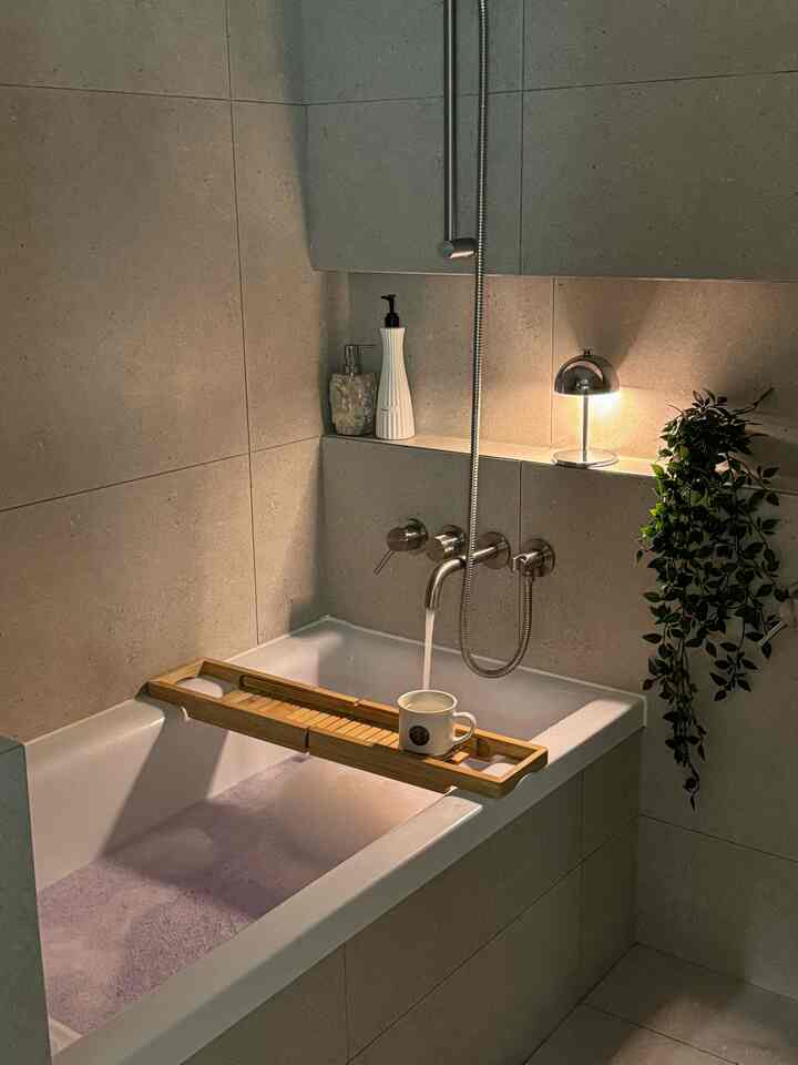 #제품제공半身浴照明を見つけました🛁

私は一日の仕上げを半身浴で仕上げますよ💛
体の疲れを癒すのと同じくらい目の疲れも 
重要なので照明を大切に考えました:)
ところで、浴室に照明を持っていくと、……怖いじゃないですか！？

今そんな心配nono〜
この永遠のルミールRポータップルランプは防水機能まであります🫶
浴槽トレイに置いても使用しても安心👌

水に触れても心配はありません。 
バスルーム、キッチンまでさらに活用範囲が増えましたよー！
照明に水の飛び散り心配する必要はありません」 - 「🎶

しかも…
要件 実物で見て聞いてみなければなりません！
アルミ素材の濃厚な重みが
高級感と安定感を加えてくれます。
私がピックしたクロムカラーは鉄テリアの終わり版王感じですよー！？+_+

実際、今年初めにリビングフェアに行ったとき 
購入しようとしましたが、売り切れであきらめました。
このようにまた会う運命だったと思います、…。
もっと愛してくれてよく愛用してあげる!!!!

💡ルミールRポータップルランプ@lumirlight 
✔️明るさと色温度調整可能 
✔️4400mAh大容量バッテリーで充電すると10日持続 
✔️IP65生活防水機能  #루미르R포터블 #루미르R포터블램프 #포터블램프 #테이블조명 #조명추천 #lumir #반신욕 #반신욕조명 #방수조명 #테이블조명 #오브제컬렉션 #오브제영업대회 #조명 #조명5초컷찍기  #반신욕트레이 #욕실인테리어 #예쁜욕실자랑 #예쁜템최고야 