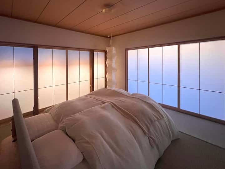 主寝室（少し怪しげな光😂）

夕方くらいに撮った写真なので
外の青と
間接照明のオレンジで
少し怪しげです🤏

夜はとってもおちつく空間です💡

#主寝室 #ベッドルーム #ホテルライク #イサムノグチ #照明 #和室 #和室インテリア