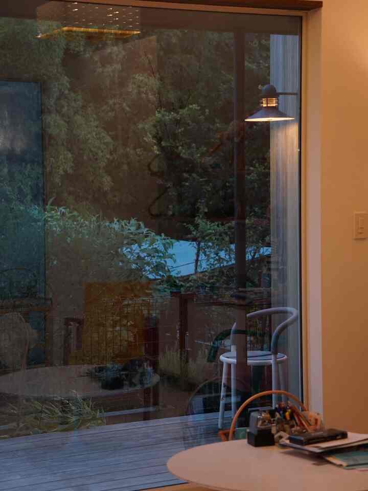 Teras saat senja.

#lampu jalan
#lampu
#penerangan
#teras
#Teras bagian dalam
#kursi
#kebun
#interior taman
