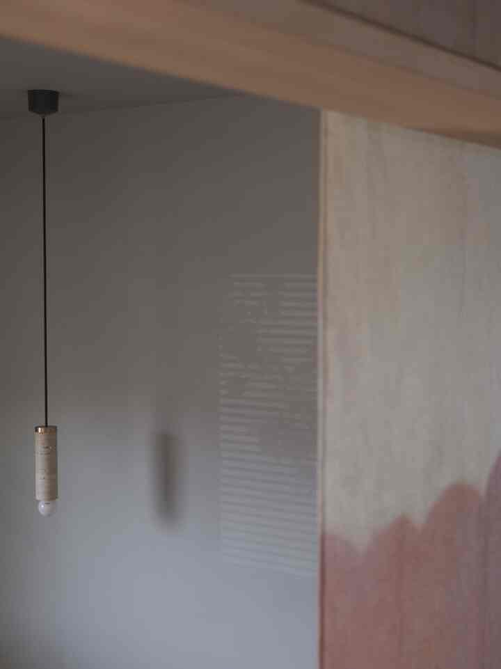 大理石を削り出したペンダントライト。
しっかりとした重みがあって気に入っています。


#ペンダントライト #ニューライトポタリー #リビング #リビングインテリア