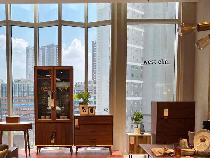 青春ホームが個人的に好きなブランドの一つ 
west elm ！
家具だけでなく小物や花瓶もきれいで上手く出てくるデザインが多くて
たまに聞こえて見物するブランドです。

今度はデパートに行きました
ウッドリビングルームがとてもきれいでしばらく見ましたね。 
今週からセールも大きく入ってあまり買いたいのにスペースがありませんｗｗｗｗｗｗｗ

west elmデザインが何か西洋全員住宅を連想させるデザインが多いです。
だからか住宅地ならスタイリングするのが大丈夫な感じでしょうか？
何か大規模なスケールです。
ああ！だから大型花瓶や小物が多くてとても良いです。

周辺に店舗があるなら、一度ぐらい見回すのは完全おすすめですよ！  #대형화분 #인테리어소품 #인테리어오브제 #가구추천