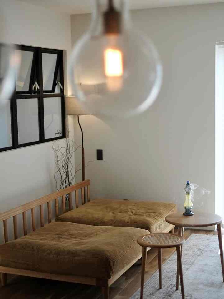 .
アグラソファのクッションを取っ払って、
少し前に出して後ろに空間を設けました。
.
少し夏らしく、後ろも開放感があってスッキリ。
.
小さな変化を楽しんでます🎵
#ソファ
#アグラソファ
#コーヒーサイドテーブル
#模様替え