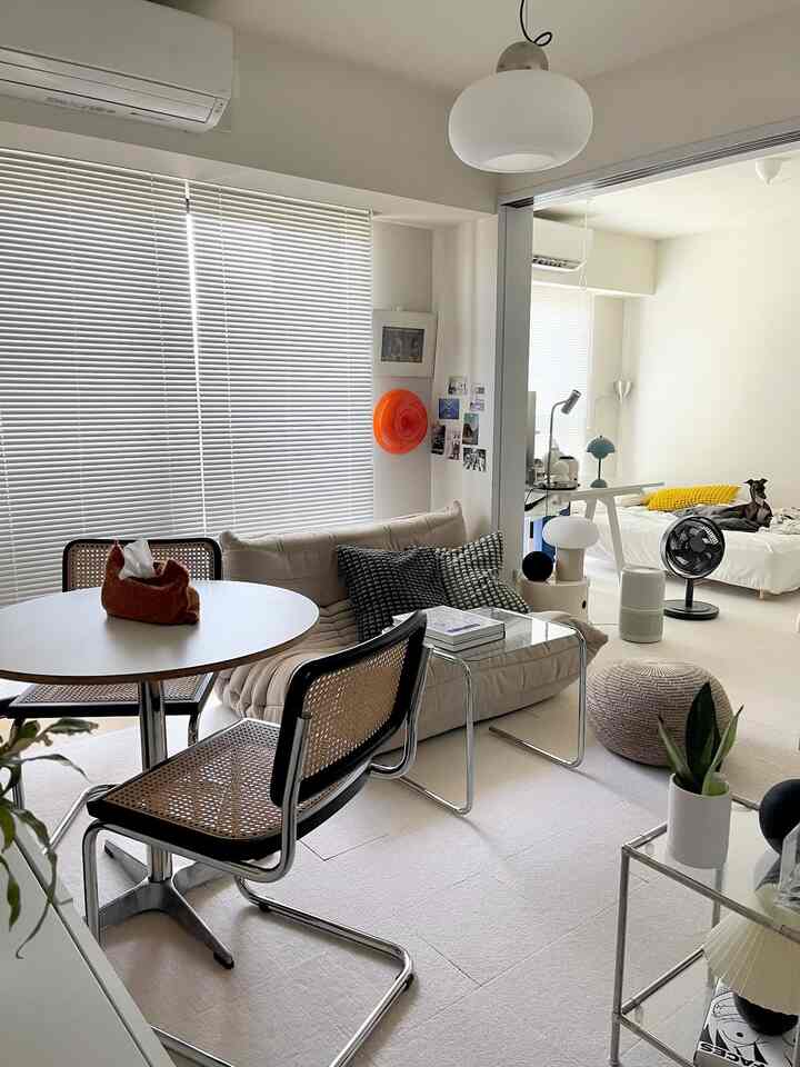 Sometimes from a different angle! It's a 2K apartment so the rooms are connected, but...

There are those who think it's better to have a partition, and those who think 2K is fine because it makes the room look bigger.

There are quite a few different opinions💭

#Standard Products #2K #2人暮らし #犬がいる暮らし #ロゼトーゴ #リーンロゼ #チェスカチェア #IKEA #IKEA照明 #IKEA棚 #누비지오 #이불 #차렵이불 #여름이불 #시어서커 #미드센추리 #깊게자요 #여름침구 #침실인테리어 #침대꾸미기 #인테리어 #홈스타일링 #집꾸미기 #집인테리어 #이불추천 #시어서커이불 #여름이불추천