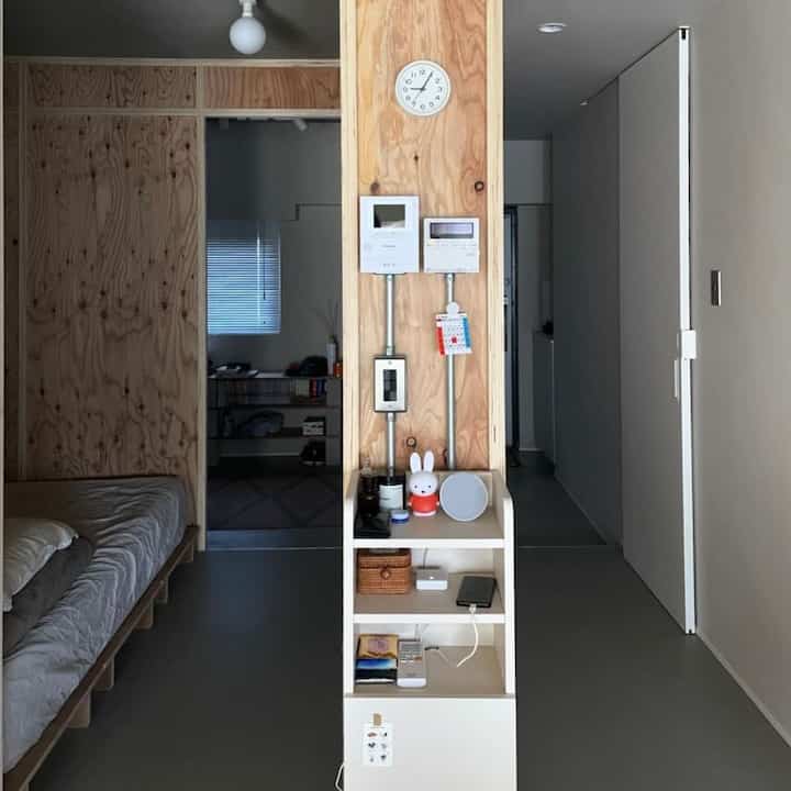 _
寝室は合板で囲っただけのシンプルなもの
窓を開けておくと風がよく通るし、部屋も広く感じて良いです🙆‍♀️

合板の横幅にピッタリサイズの棚はAlexaの住処
Switchbotハブミニがテレビやエアコン、ロボット掃除機などのデバイスとつながっており、スマートホーム化が進行中です🤖

#renovation #構造用合板
#リノベーション #リノベーションマンション
#田島ルーフィング #フロアタイル