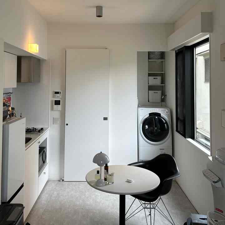 キッチンとダイニングスペースに洗濯機置き場がある面白い間取りになってます！

#ダイニングテーブル #イームズチェア #フロアタイル #キッチン #ダイニング