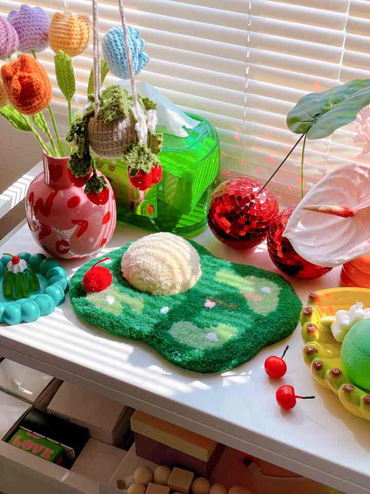 
0129さんとのコラボ企画でデザインした
クリームソーダラグ 💚🤍🍒

今日から販売開始したんだけども
販売開始４時間で完売した 🥺🫶🏻❤️

今宵は宴だ 🥂💕


#レトロ #レトロインテリア #カラフル #カラフルなインテリア #ミッドセンチュリー #ミッドセンチュリーモダン #スペースエイジ #クリームソーダ #タフティング #ラグ 