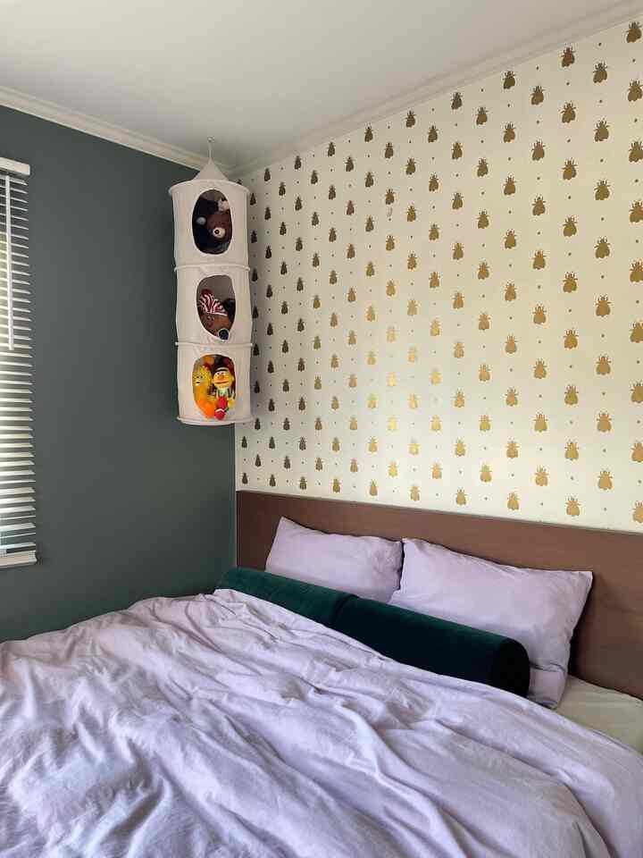 子供のぬいぐるみが散らかっていて気になっていたので、3コインズで見つけた、
ハンギング収納を購入してみました！
天井にフックもつけたので簡単に移動できます
#寝室 #ベッドルーム #子供部屋収納 
#おもちゃ収納 