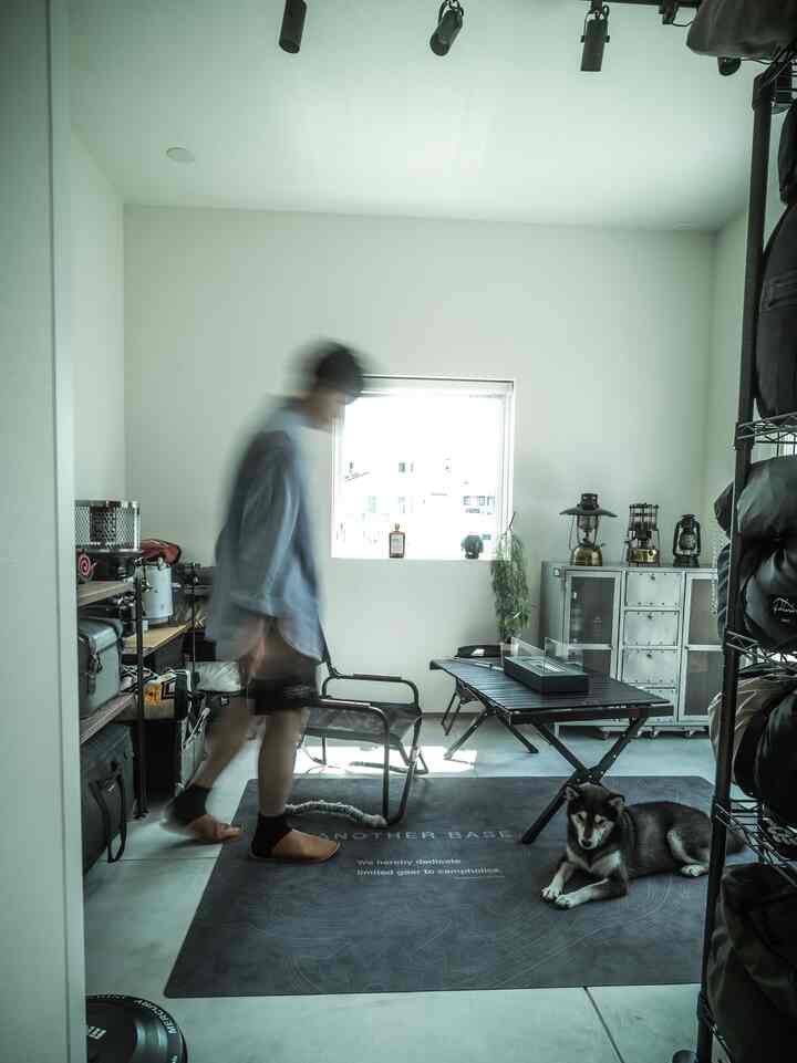 夫🧔‍♂️の趣味部屋。
キャンプ用品を収納しつつ、
くつろげる秘密基地のような場所。
わんこも集まる憩いの場🤭
#趣味部屋
#アウトドアリビング
#キャンプ部屋
#土間
#土間のある家