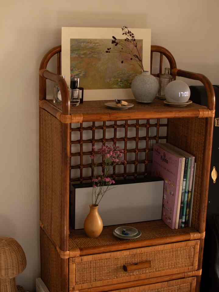 ナチュラルな木目調の本棚にオブジェと額縁が並ぶ、落ち着いた雰囲気のある書斎空間