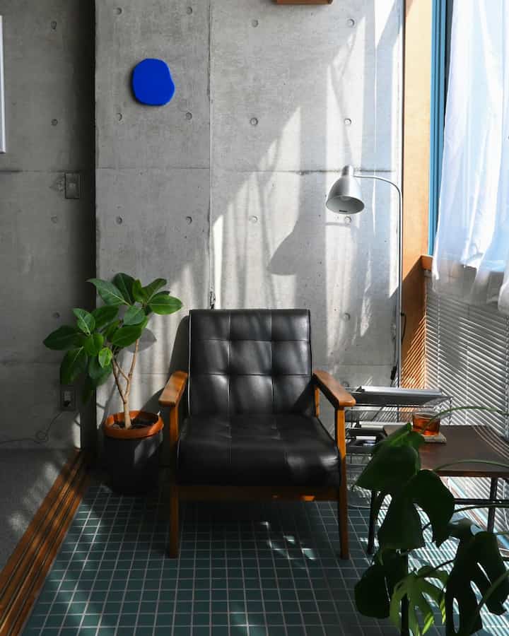 Saat hari-hari panas mulai berlanjut, zona ubin hijau cerah ini berubah menjadi sudut khusus tanaman 🪴
Jendelanya besar, jadi terasa nyaman di hari berangin 🌞

#Pengenalan ruangan #インテリア #インテリア雑貨 #インテリア照明 #照明 #ソファー #スタンドライト #雑誌 #雑誌収納 #ラック #タイル #床タイル #IKEA #IKEA照明 #IKEA家具 #観葉植物