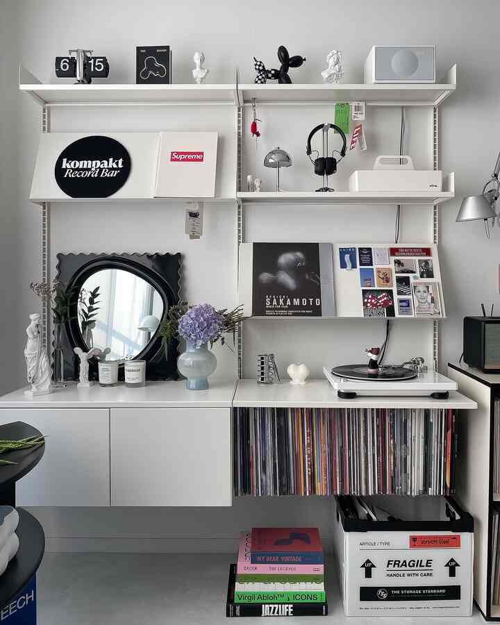 #오브제영업대회いつでもどこでも一緒にする「ルミールR」 

前回は映像で紹介しましたが、写真に込めてもとてもきれいです。コンパクトなサイズに、アルミ素材本来の美しさと繊細なディテールを盛り込んだ照明だから、まだ愛情を込めて使用中です✨

色々な明るさや色温度調節のように失速のある機能も見逃せない照明で半球形シェードを通して、ほんのり空間を包み込む光をいつでもどこでも楽しむことができ、もっとおすすめしたいです🩶

そういえば、8月のカレンダーを開けてからはちょっとそうなのに、今週末がこんなに通り過ぎるなんて…本当に惜しい夜ですね🥹暑すぎて秋が早く来てほしいし、行く時間は捕まえたい二つの心がぶつかる最近。 

どうやら順理を逆にするのは難しいでしょう？私の心のようではなくても、残りの夏を通して良い日がいっぱいになることを楽しみにしています :) あえて✨

🔗@lumirlight
🏷️ LUMIR R Portable  #루미르R포터블 #루미르R포터블램프 #포터블램프 #테이블조명 #조명추천 #lumir #유미큐레이션 #조명인테리어 #조명5초컷찍기 #빌라인테리어 #인테리어조명 #조명추천 #쇠테리어 #화이트인테리어 #바이닐수집 #수집가 #lp플레이어 #lp수납장 #레어로우선반 #오늘의우리집 