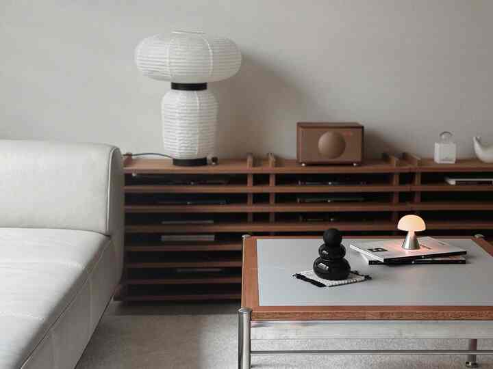 #오늘의우리집 #ftc8기이야기 
I got a Geneva speaker as a gift,
so now I can connect it to a turntable💿
I'm going to make a separate LP zone in front of the art wall on the other side! 

(And I didn't have a full shot of the gray colored sheet on the sofa table, but I'm uploading it today🩶 It looks awkward at first, but I like gray so much that I'm using it with satisfaction✨)

Hoping this week will pass by in an instant☺️

#LivingroomInterior #소파테이블 #소파추천 #잭슨카멜레온 #바미르 #러그 #이씨라메종 #앤트레디션 #조명 #테이블조명 #유니크인테리어 #유니크소품 #종이가구 #툭 #tuuk #렉슨미나 #렉슨 #디퓨저 #오디오테크니카 #턴테이블 #몬타나